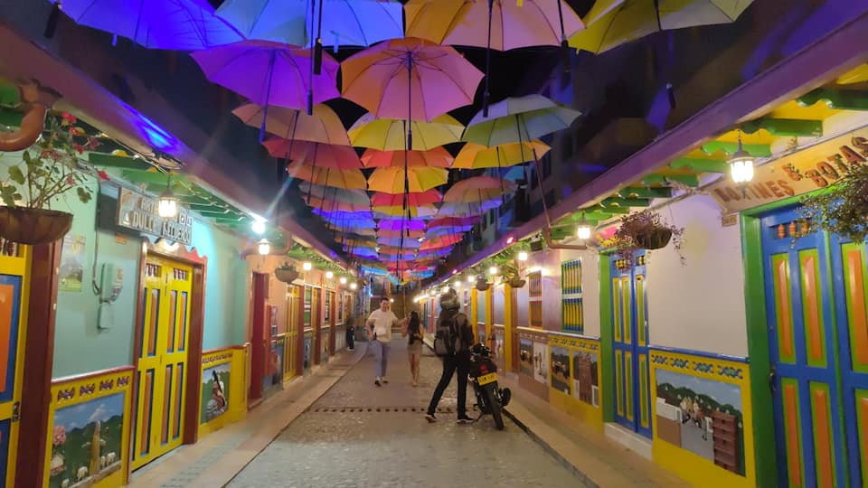 El paseo de los paraguas Guatapé